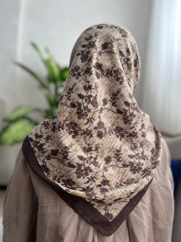 روسری نخی گل ریز قواره 95 دارای رنگ بندی