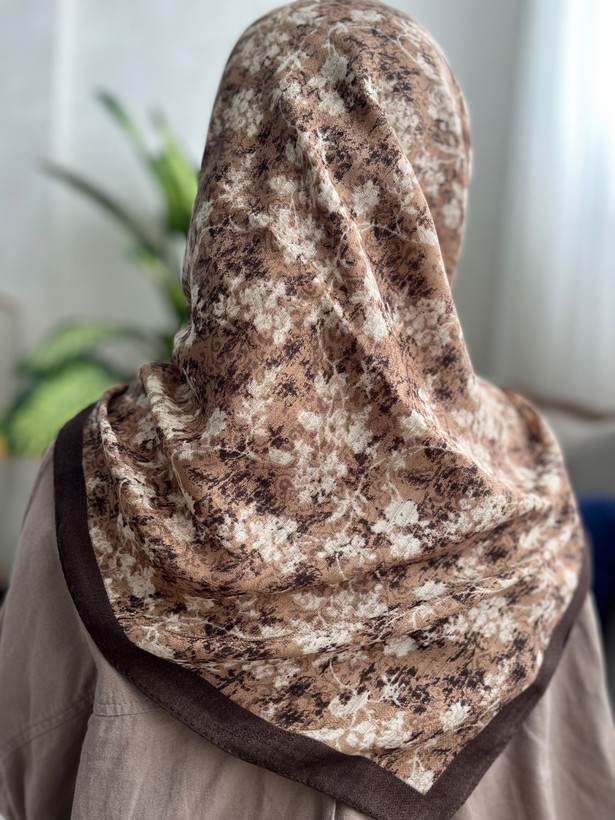 روسری نخی گل ریز قواره 95 دارای رنگ بندی