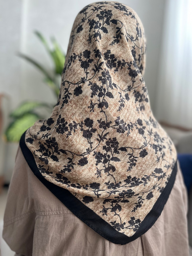 روسری نخی گل ریز قواره 95 دارای رنگ بندی