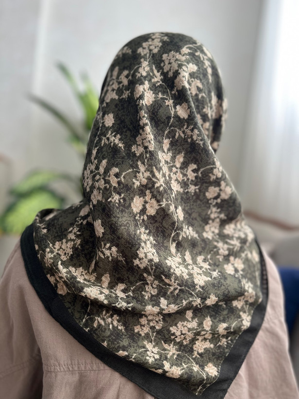 روسری نخی گل ریز قواره 95 دارای رنگ بندی