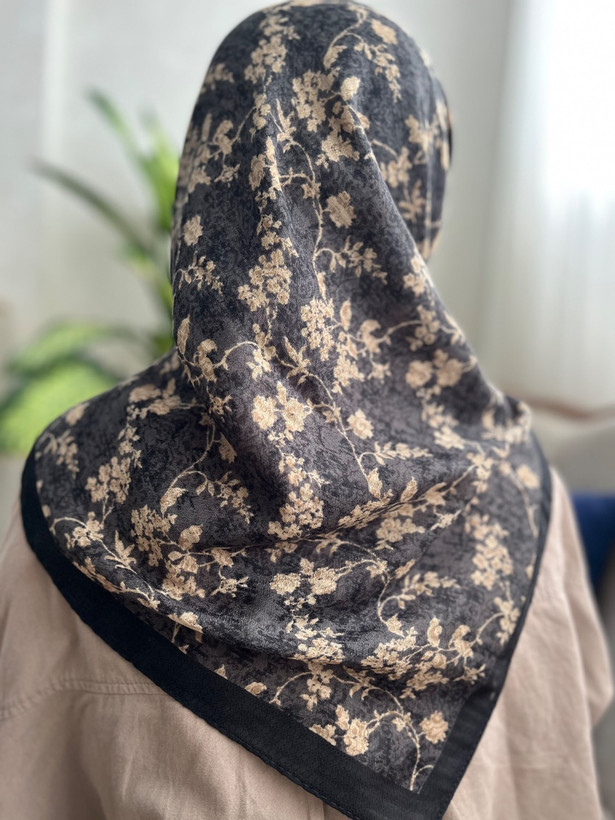 روسری نخی گل ریز قواره 95 دارای رنگ بندی