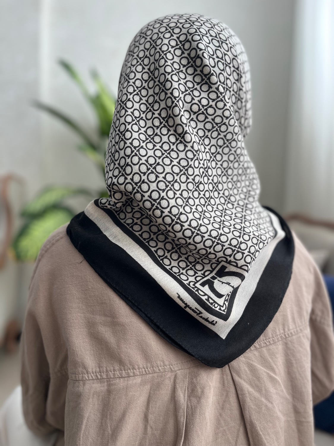 روسری نخی سیااسکارف قواره 90 طرح مارک
