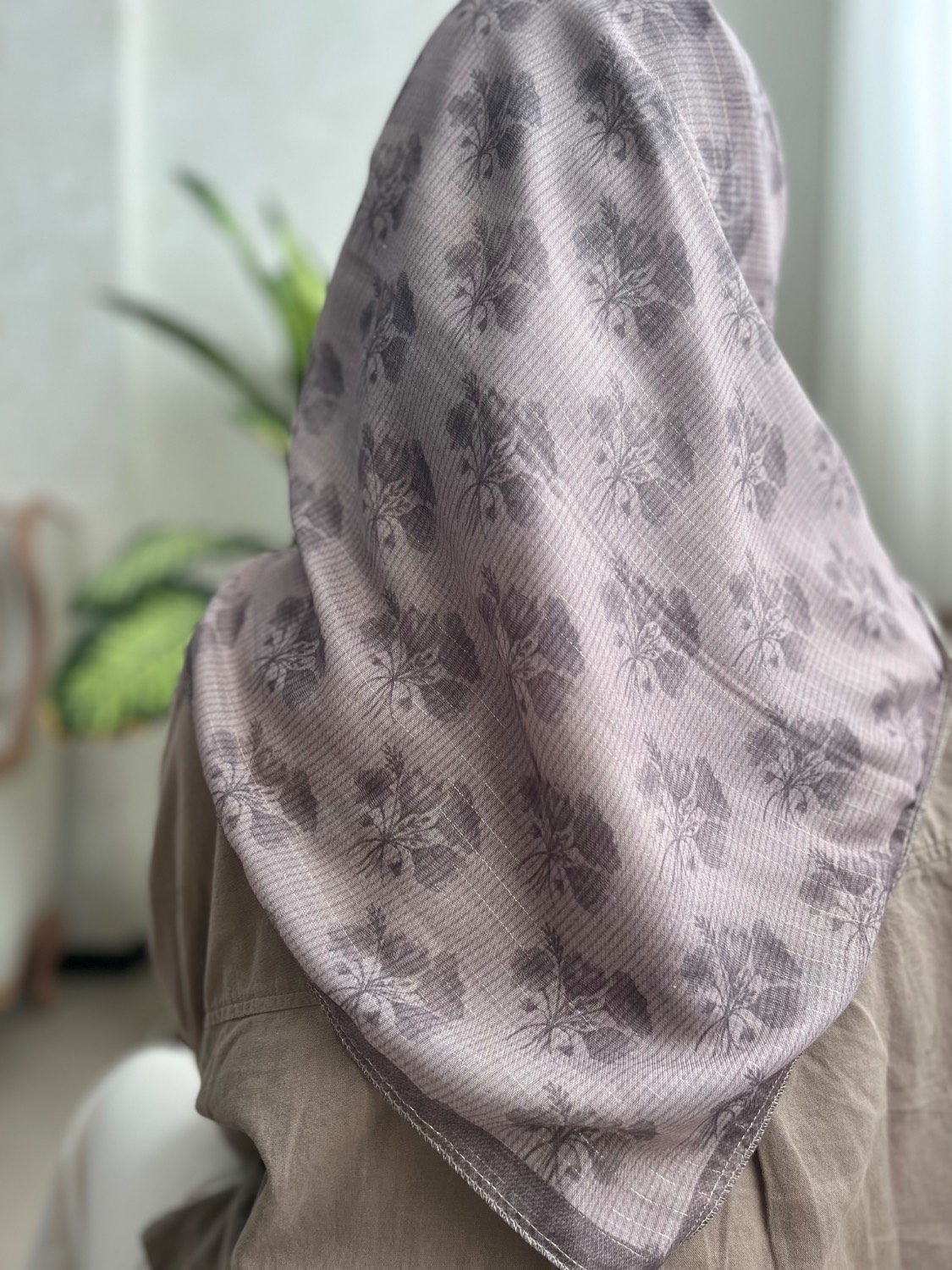 روسری نخی قواره 95 گلریز لمه دار- سبک و خنک دارای رنگبندی