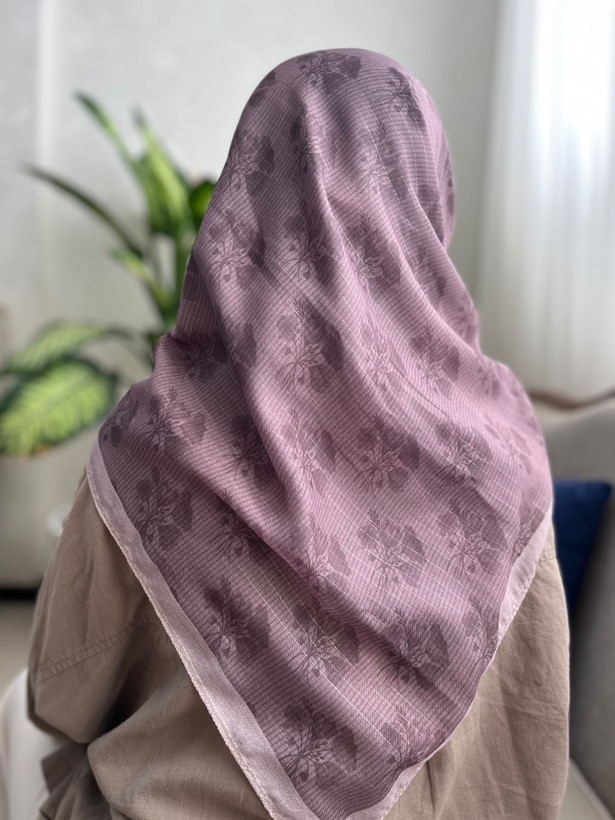 روسری نخی قواره 95 گلریز لمه دار- سبک و خنک دارای رنگبندی