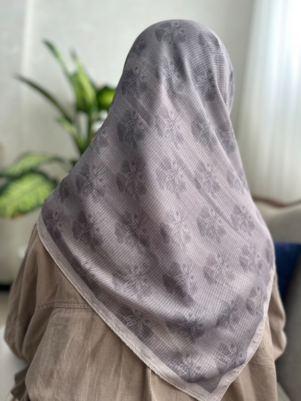 روسری نخی قواره 95 گلریز لمه دار- سبک و خنک دارای رنگبندی