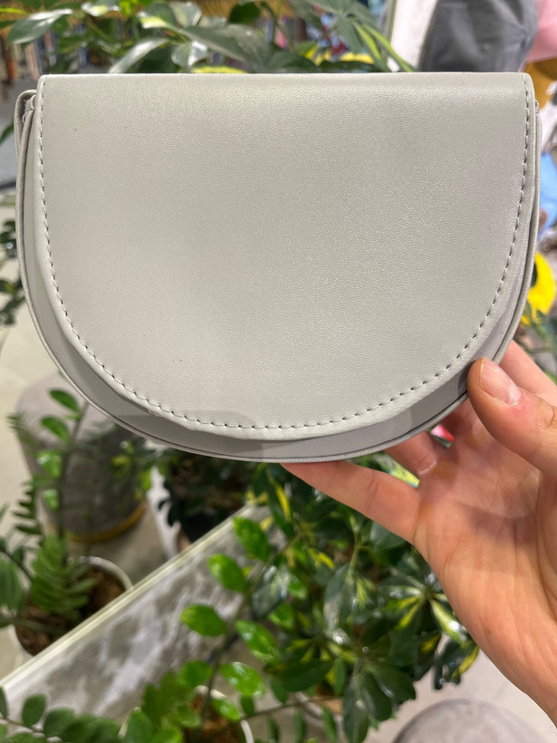 کیف نیم دایره چرمی دخترانه دارای رنگبندی
