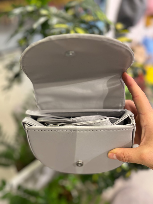 کیف نیم دایره چرمی دخترانه دارای رنگبندی
