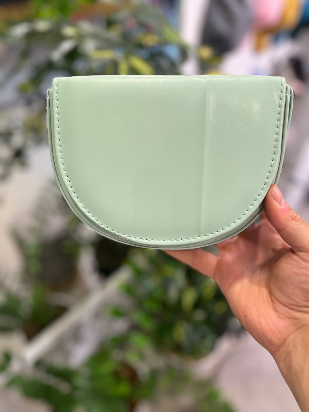 کیف نیم دایره چرمی دخترانه دارای رنگبندی