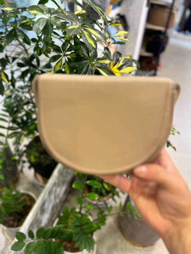 کیف نیم دایره چرمی دخترانه دارای رنگبندی
