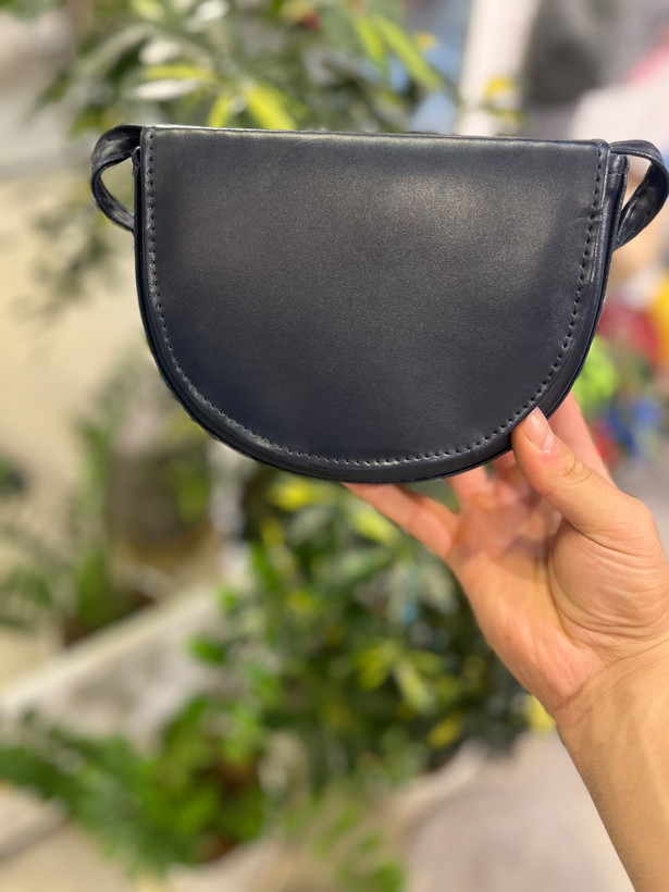 کیف نیم دایره چرمی دخترانه دارای رنگبندی