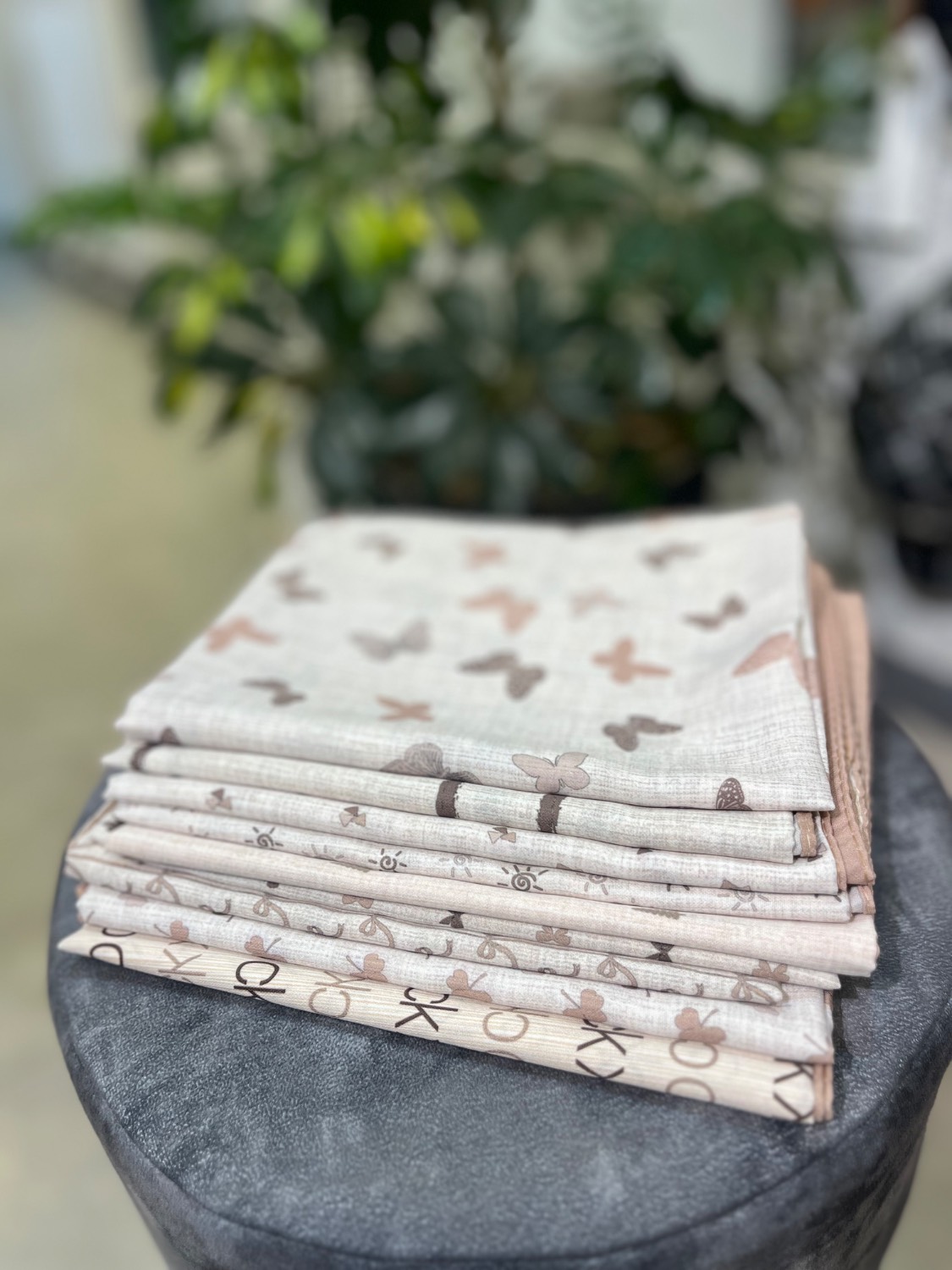 مینی اسکارف ساتن | رنگ بندی کرم نسکافه ای .دارای رنگبندی