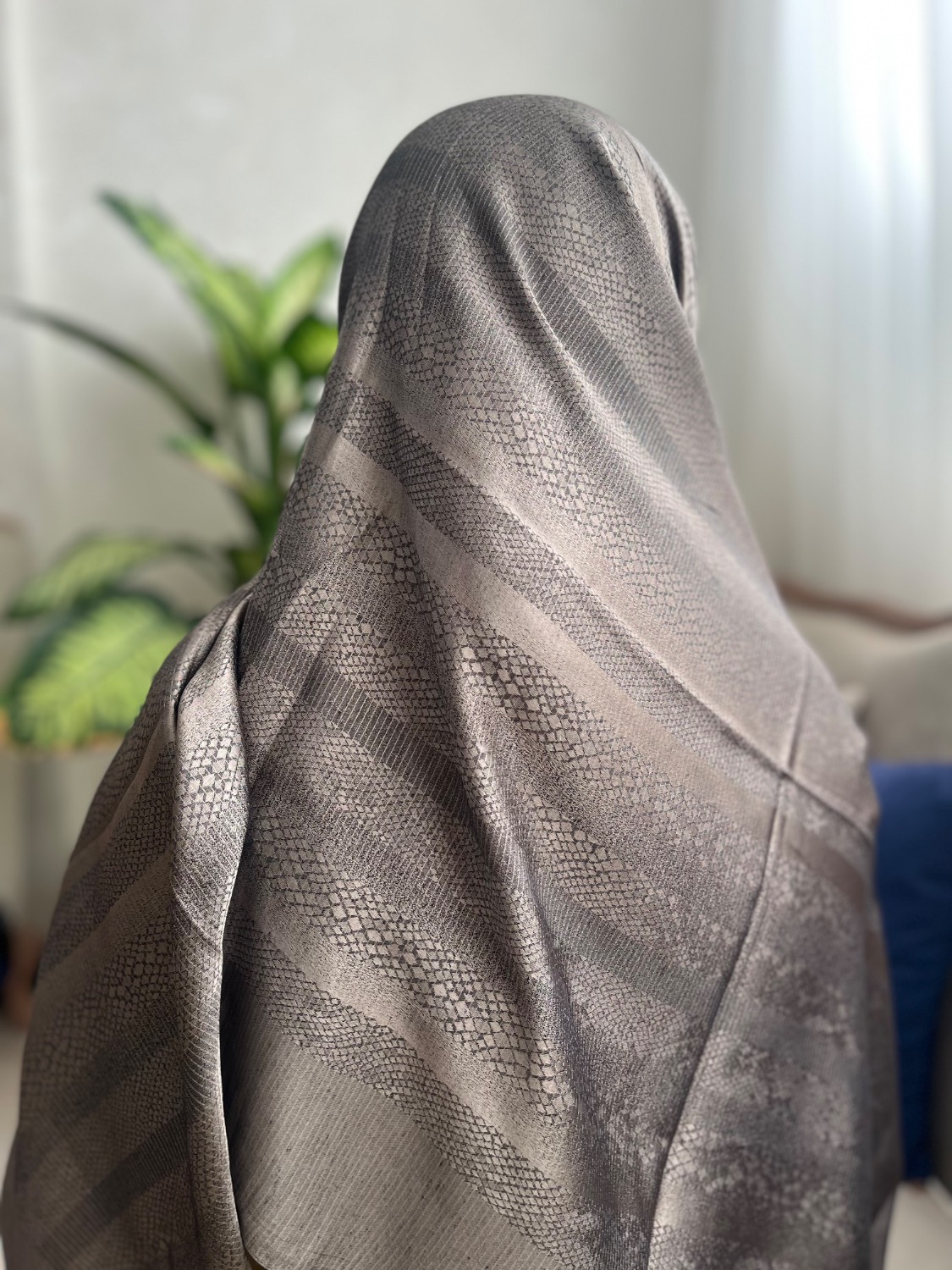 روسری ابریشم ژاکارد لمه دار قواره 135 دور چرخ دوز