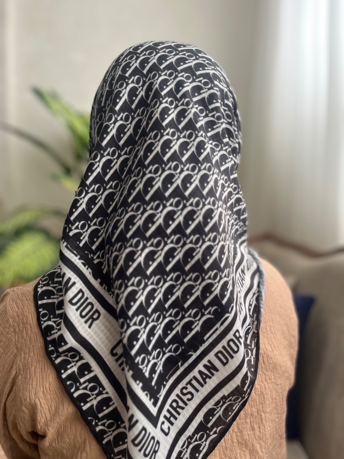 روسری قواره 90  نخی مشکی سفید | دارای طرح بندی