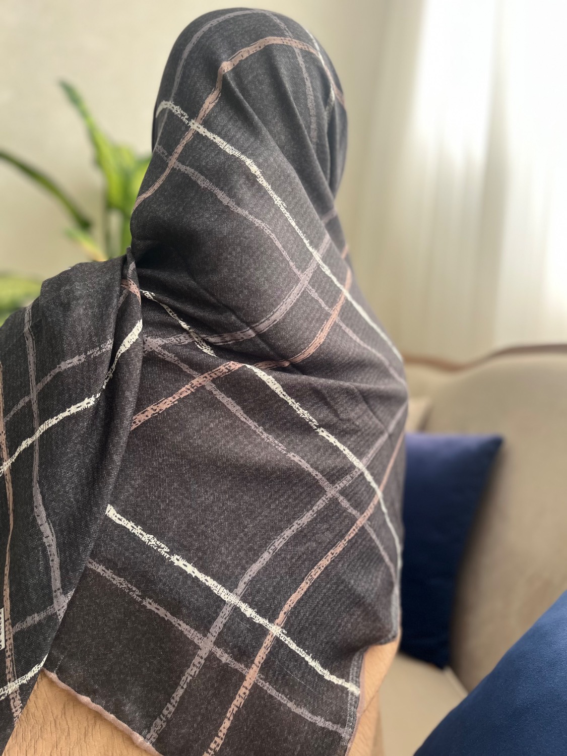روسری نخی طرحدار قواره 140  دور دست دوز رنگ زغال سنگی