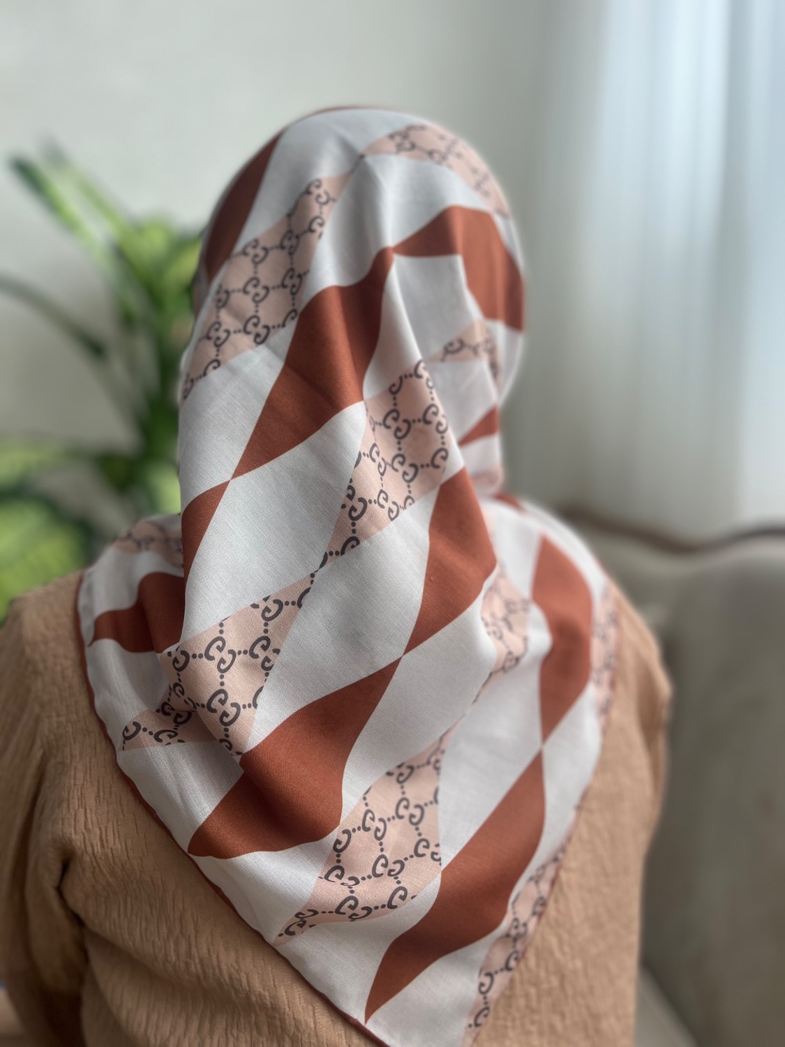 روسری نخی طرحدار قواره 90 | طرح گوچی .دور دست دوز