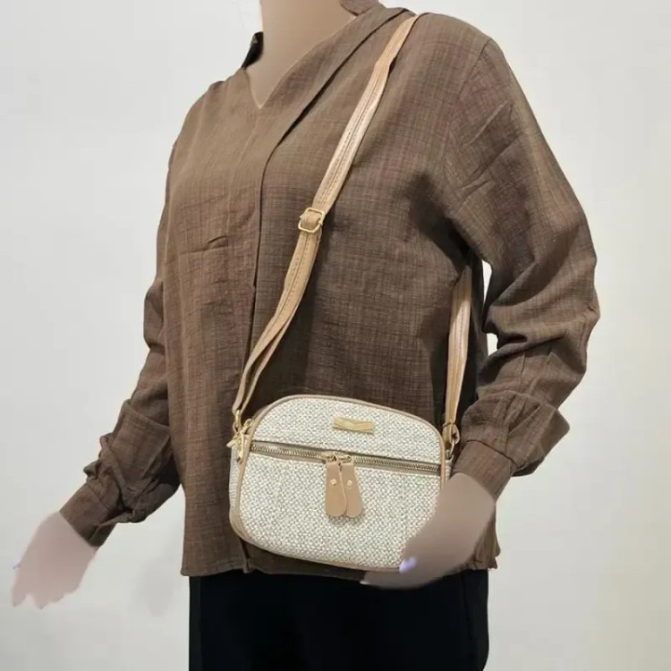 کیف زنانه چرم طرح کنفی چهار زیپ کد 1380 با بند دوشی قابل تنظیم